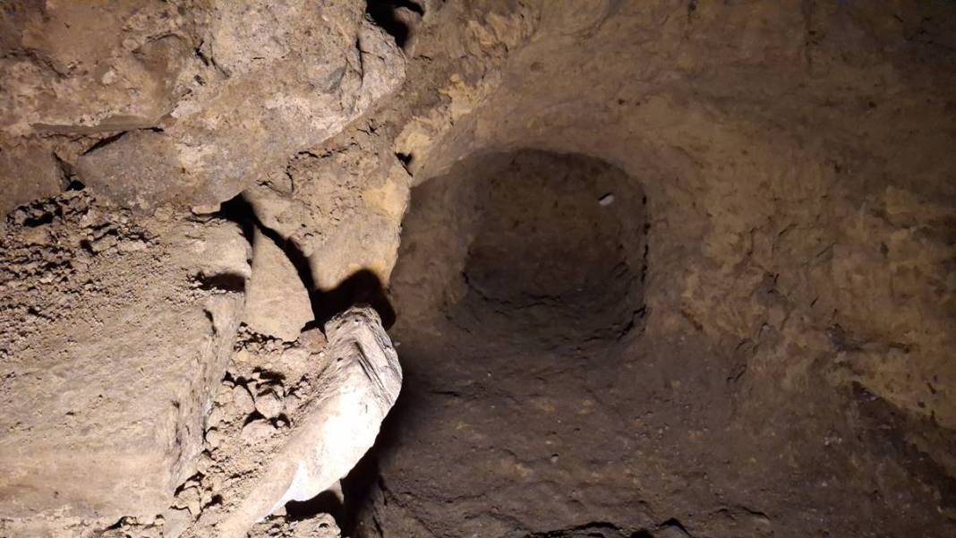 Türk bayrağı dikmek için toprağı kazınca şoke oldular! Kazdıkça yenisi çıkıyor. Yetkililer bölgeyi incelemeye aldı 5